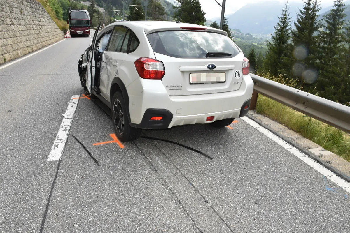 Disentis/Mustér GR - Reisebus und Auto miteinander kollidiert