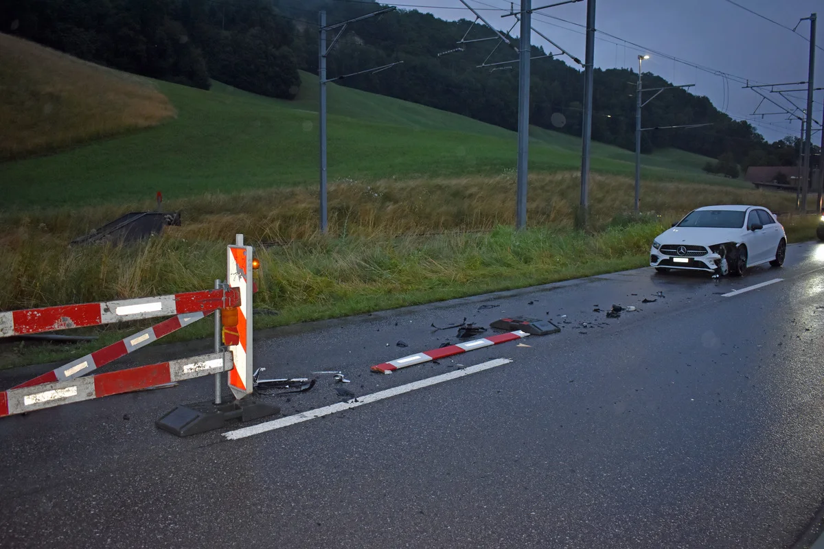 Willisau LU – Bei Unfall mit einer Baustellenampel und Abschrankung kollidiert