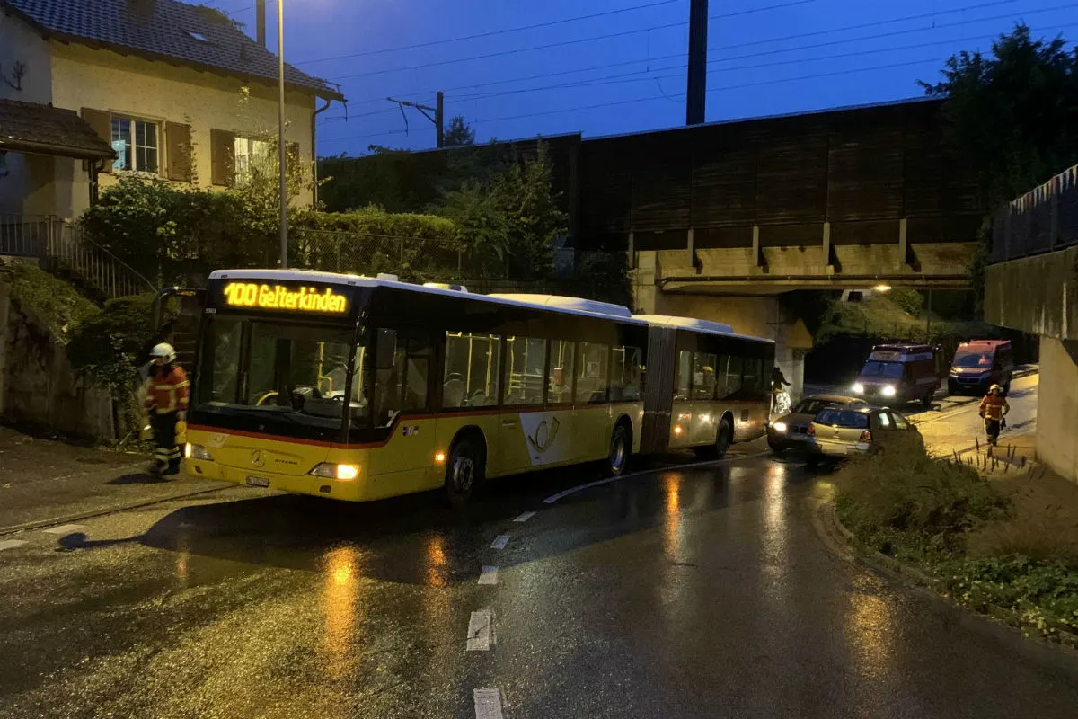 Unfall Rheinfelden AG - Riskantes Überholmanöver führt auch zu Kollision mit Postauto 