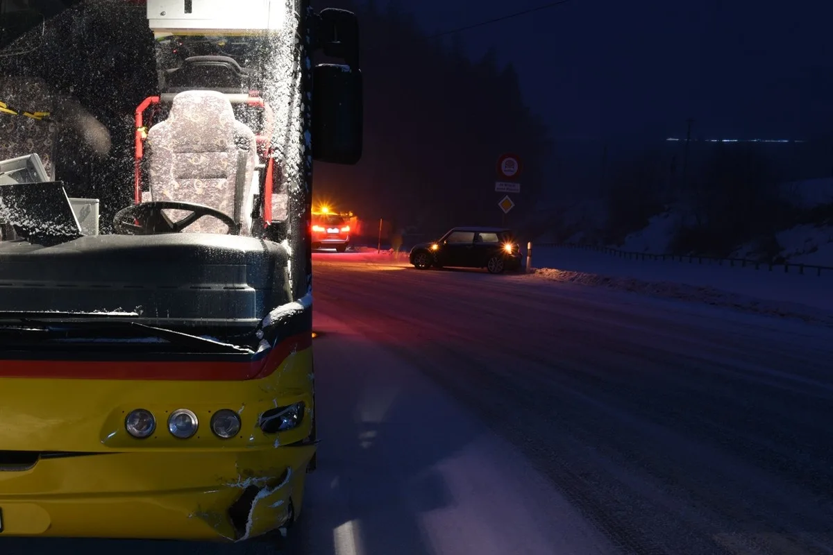 Bonaduz GR – PW schleudert in Postauto