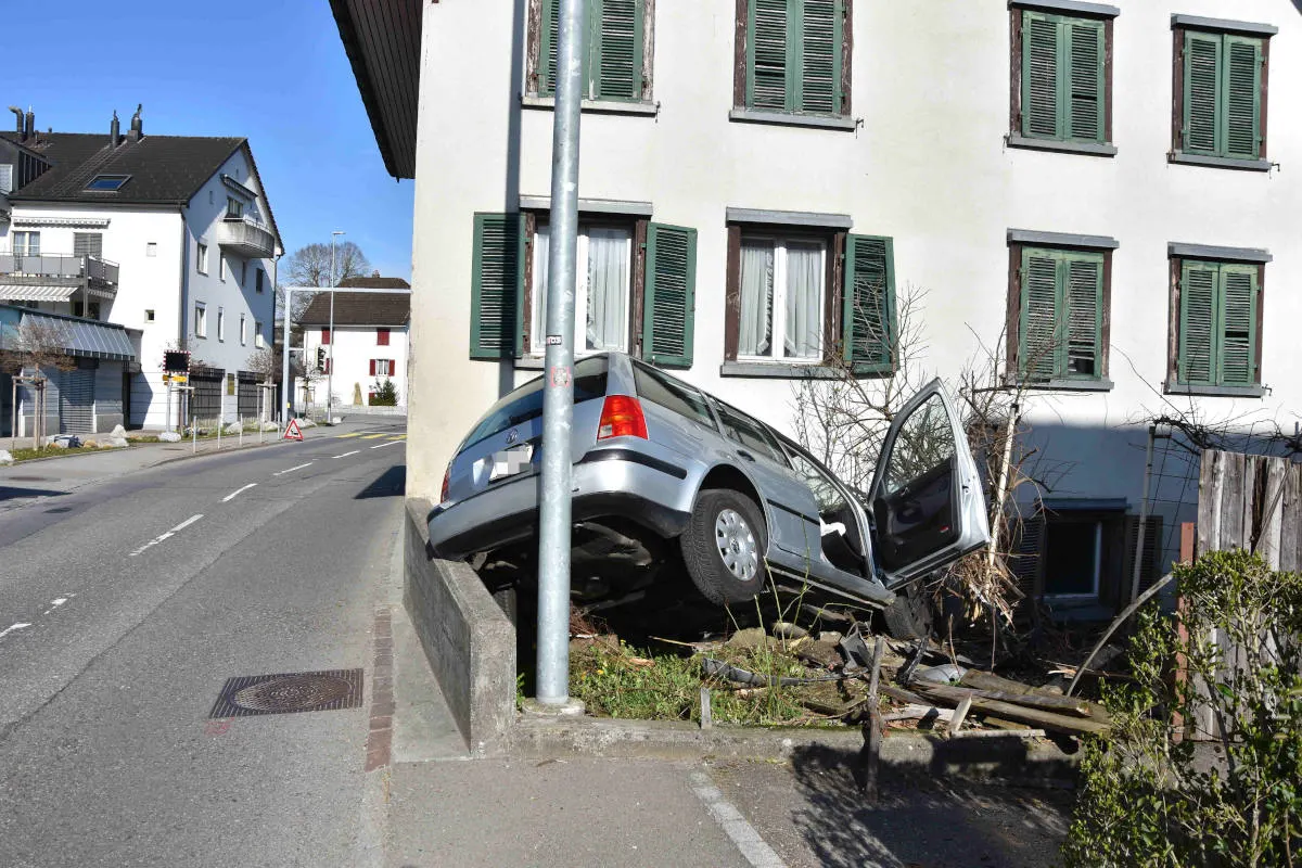 Wagen SG – Mit Auto gegen Hauswand geprallt