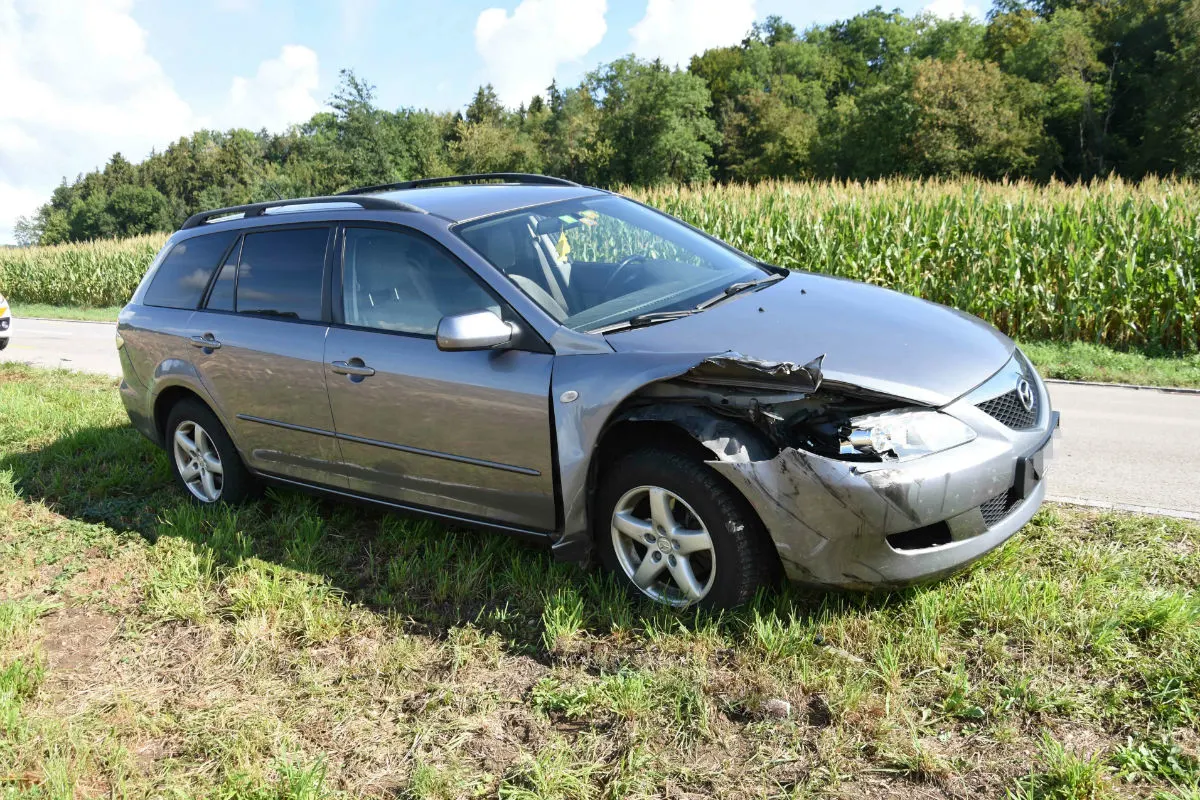 Zuzwil SG -Auto fährt auf Traktor auf – Traktorfahrer gesucht