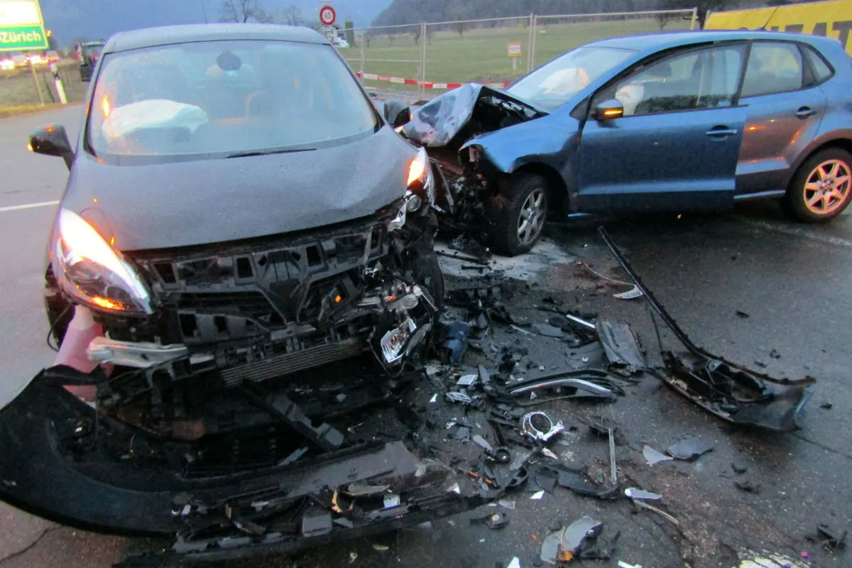 Näfels GL - Frontalkollision zwischen zwei Autos