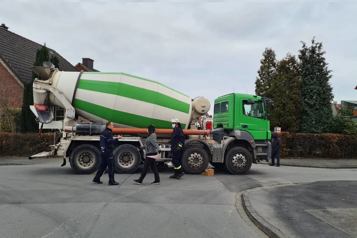 Schwerer Unfall in Werne – Person von LKW überfahren, Person liegt noch unter dem LKW