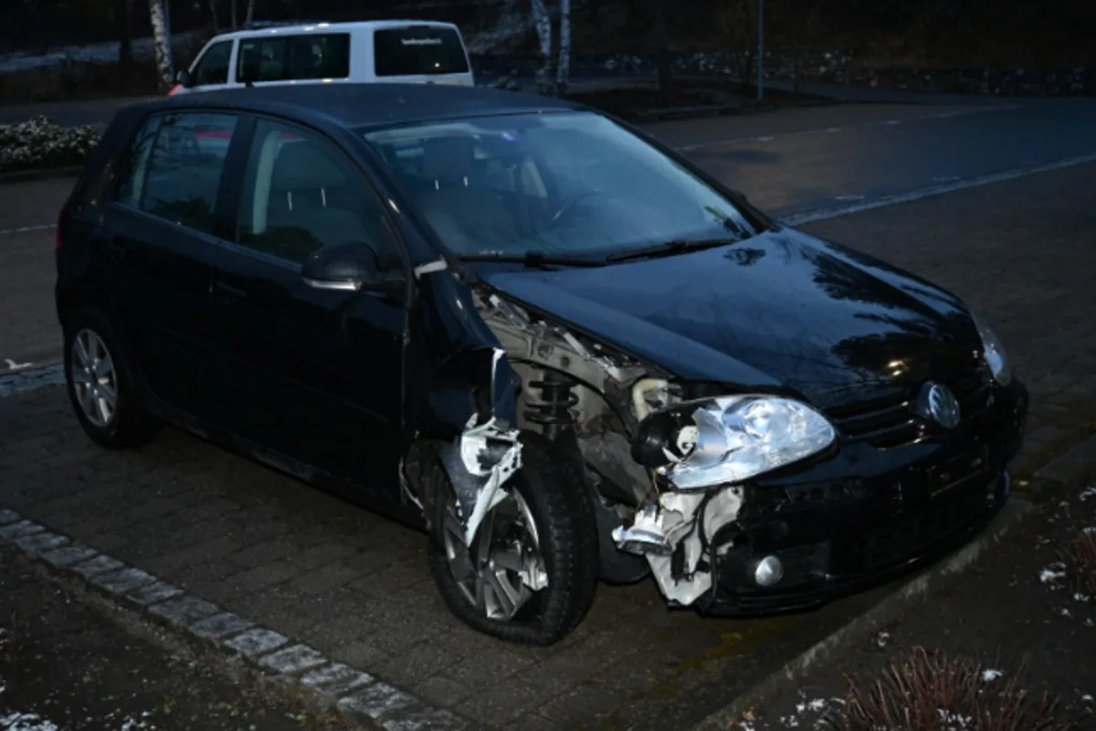 Vaduz - Autolenker prallt in Signalisationstafel