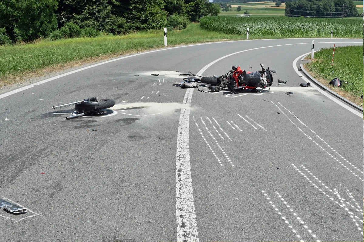 Unfall in Beromünster LU – Motorradfahrer kollidiert mit Lastwagen