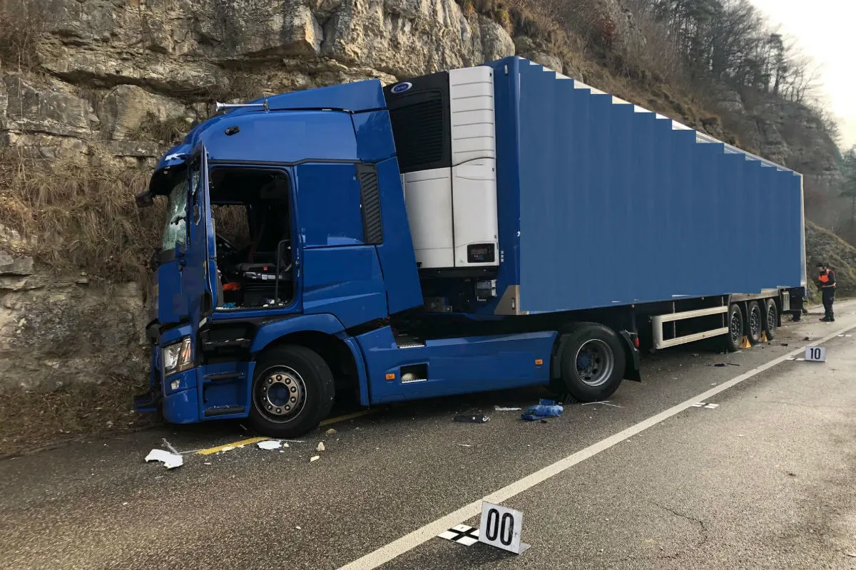 Liesberg BL - Kollision zwischen Lastwagen und Lieferwagen – Lastwagenchauffeur tot!