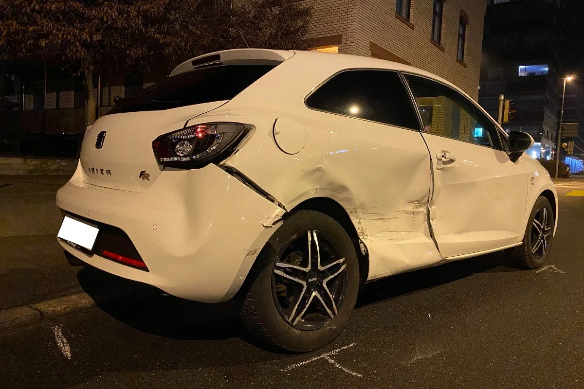 Heftige Kollision in Zug - Taxi prallt in Auto - zwei verletzte Personen