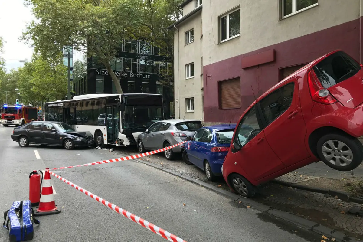 Bochum - Fahrerloser Bus kollidiert mit mehreren PKW