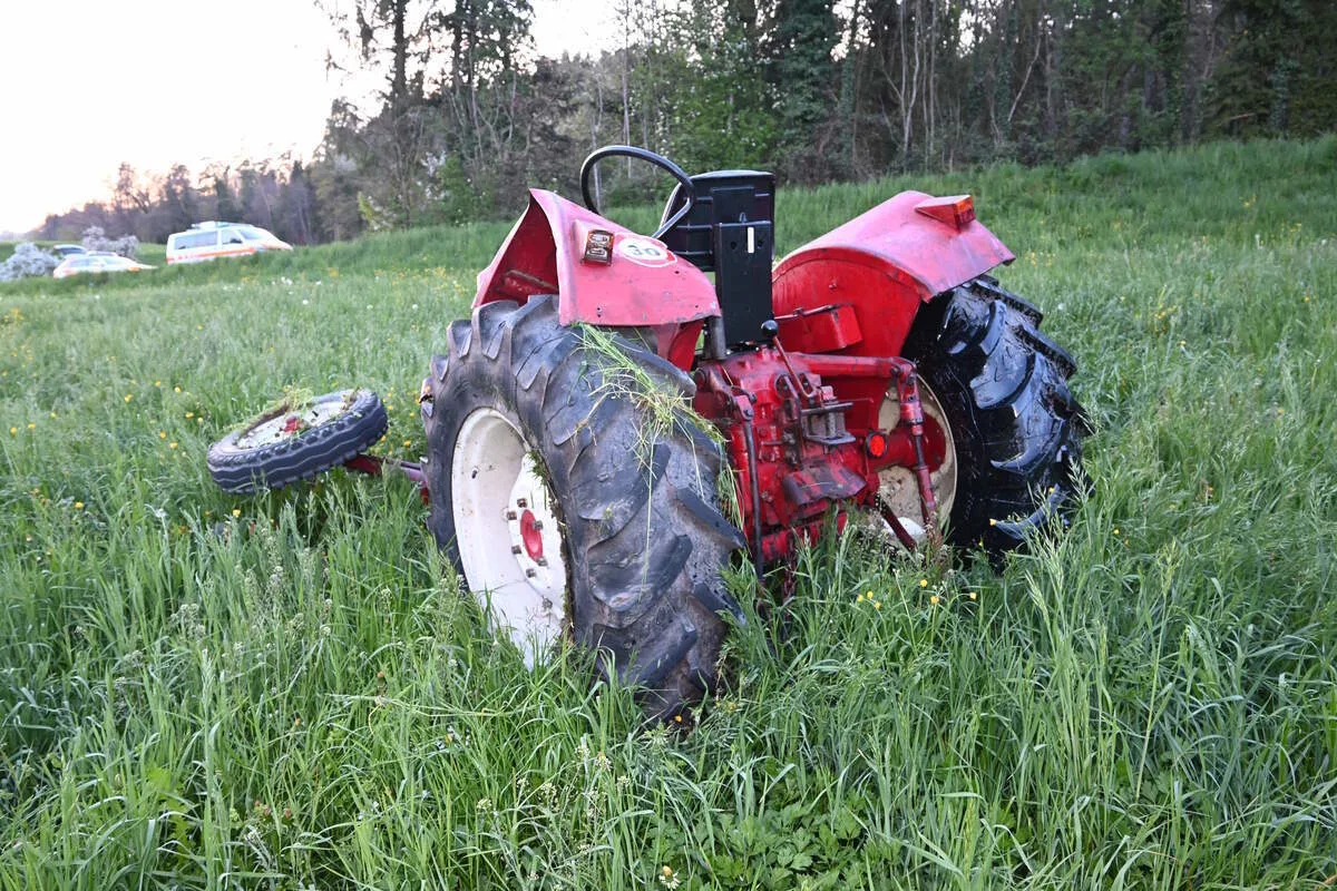 Rossrüti SG - Traktor von der Strasse abgekommen und überschlagen