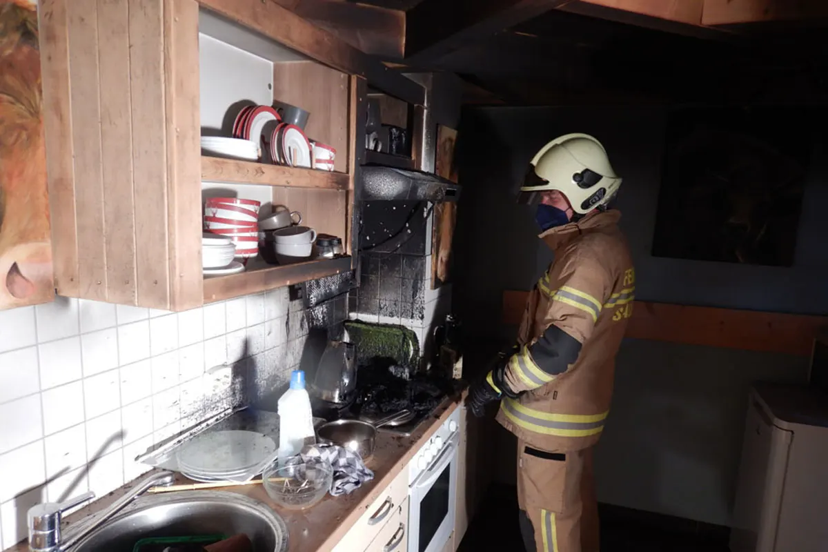 Saalfelden - Kleinkinder beim Spielen mit Herd Küchenbrand verursacht