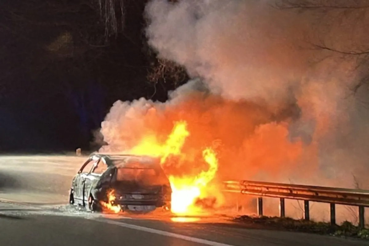 Oldenburg NI - Auto gerät während der Fahrt in Brand
