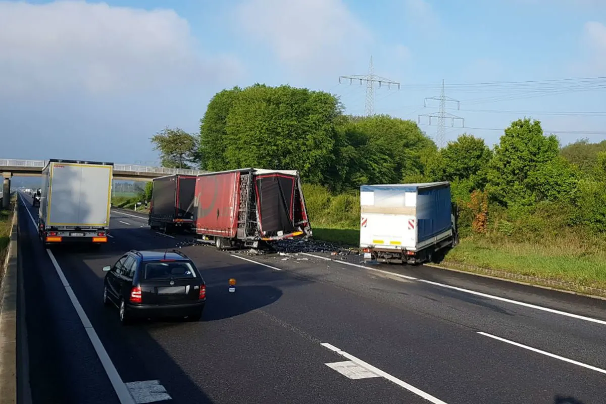 Auffahrunfall von drei Lkw mit zwei Verletzten und rund 70.000 Euro Schaden