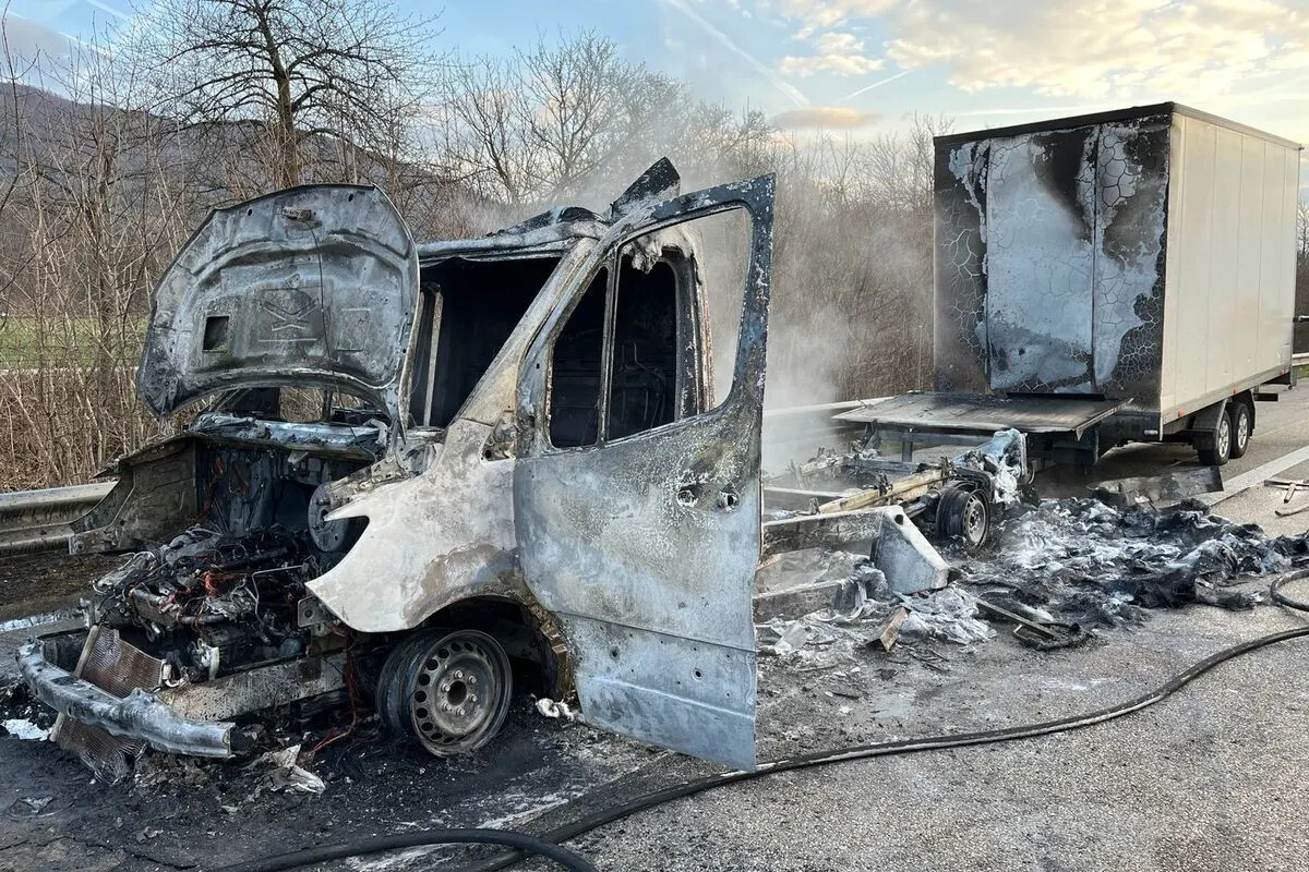 A1 bei Kestenholz SO - Brand eines Lieferwagens 
