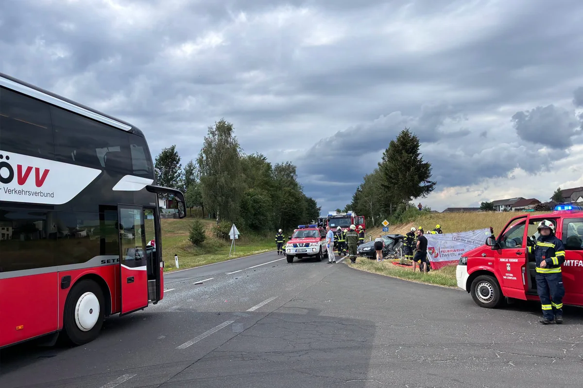 Bad Leonfelden – Autofahrer stirbt bei Zusammenstoß mit Linienbus