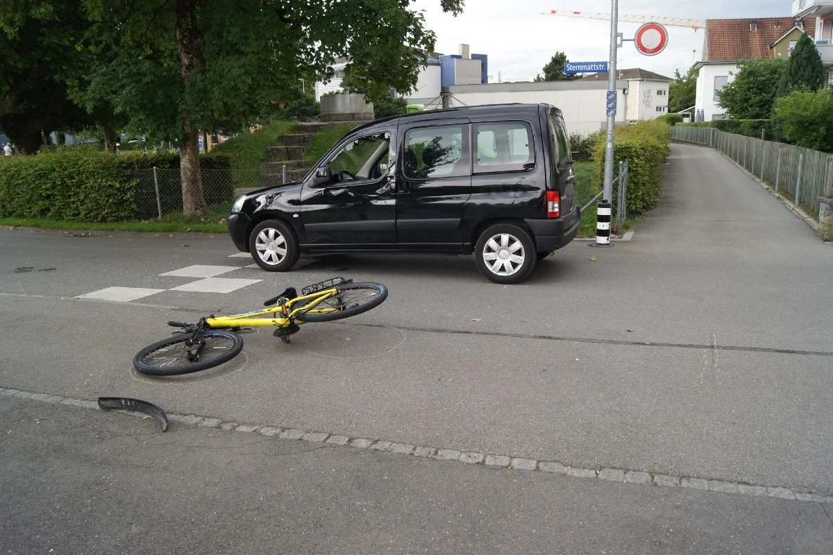 Baar ZG / Knonau ZH - Kind prallt in Auto – Porsche in Mauer