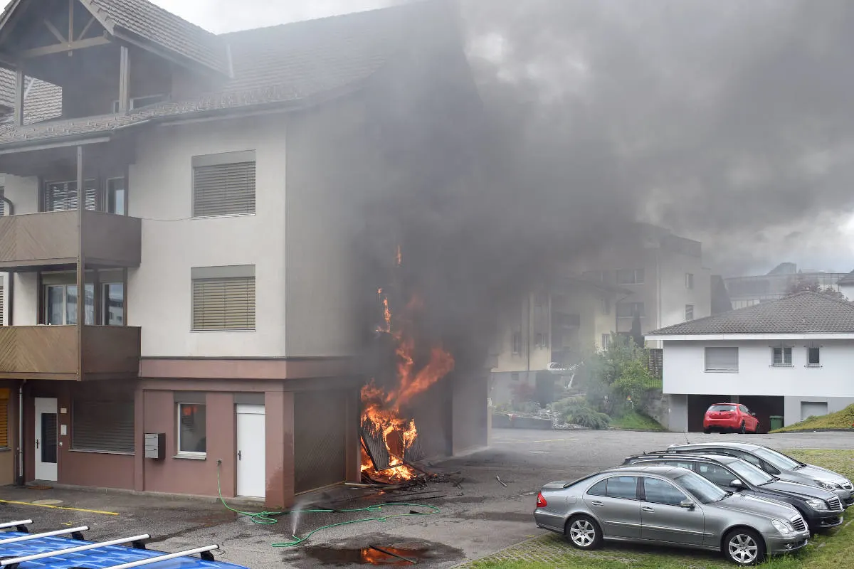 Oberkirch LU – Fahrzeug in Garagenbox geriet in Brand