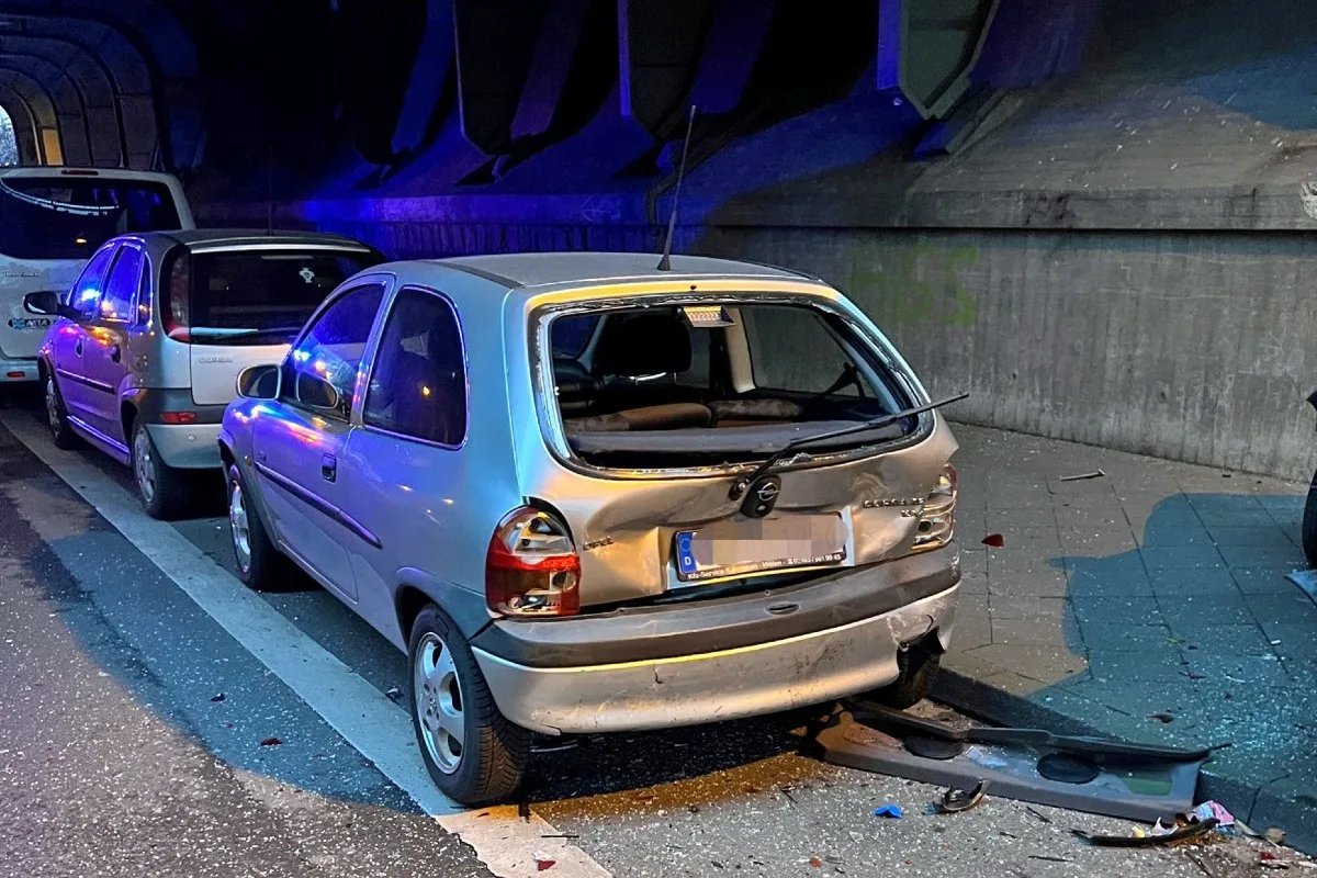 Hilden - 5 Fahrzeuge erheblich beschädigt