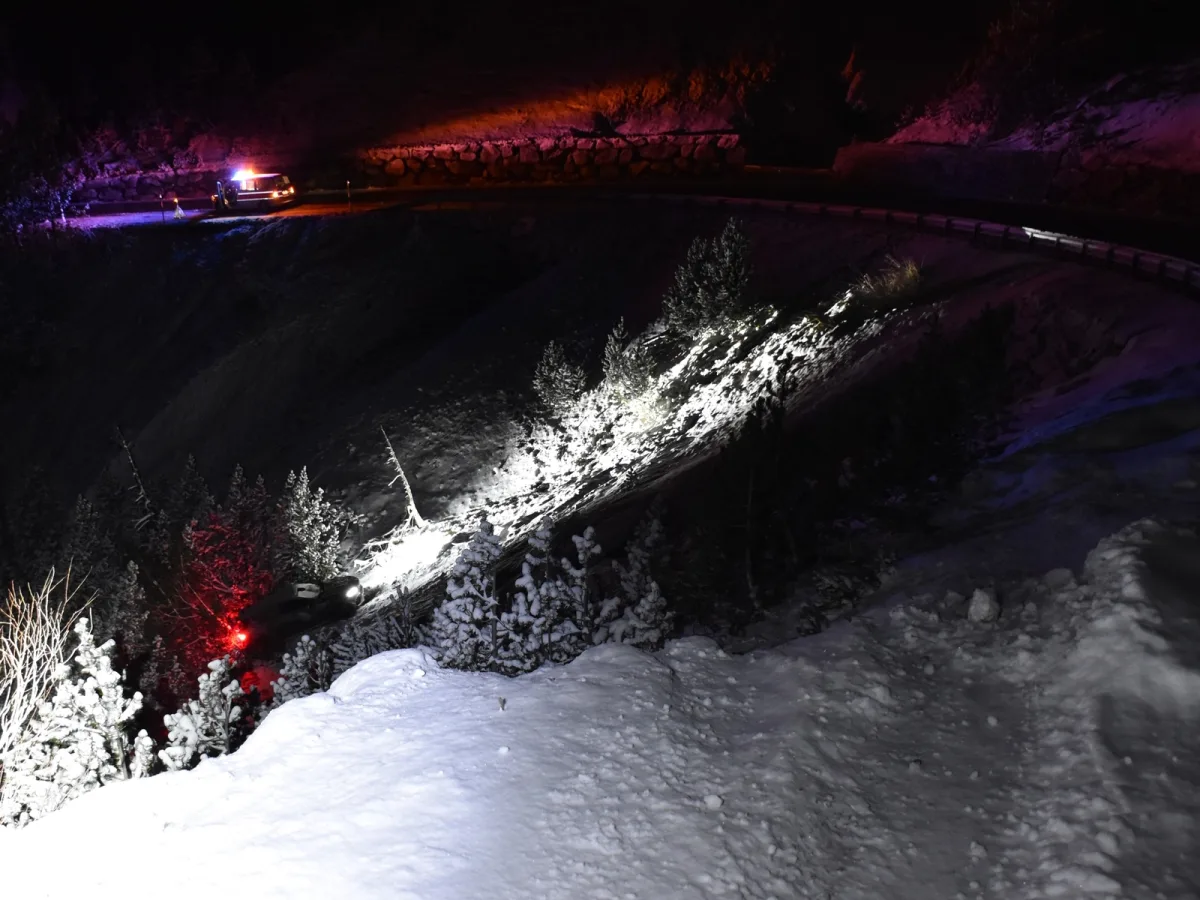 Unfall am Ofenpass GR: Sommerreifen auf winterlicher Fahrbahn führen zu Rutschpartie
