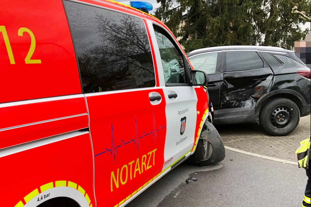Langenfeld - Hoher Sachschaden nach Kollision mit Notarztfahrzeug 