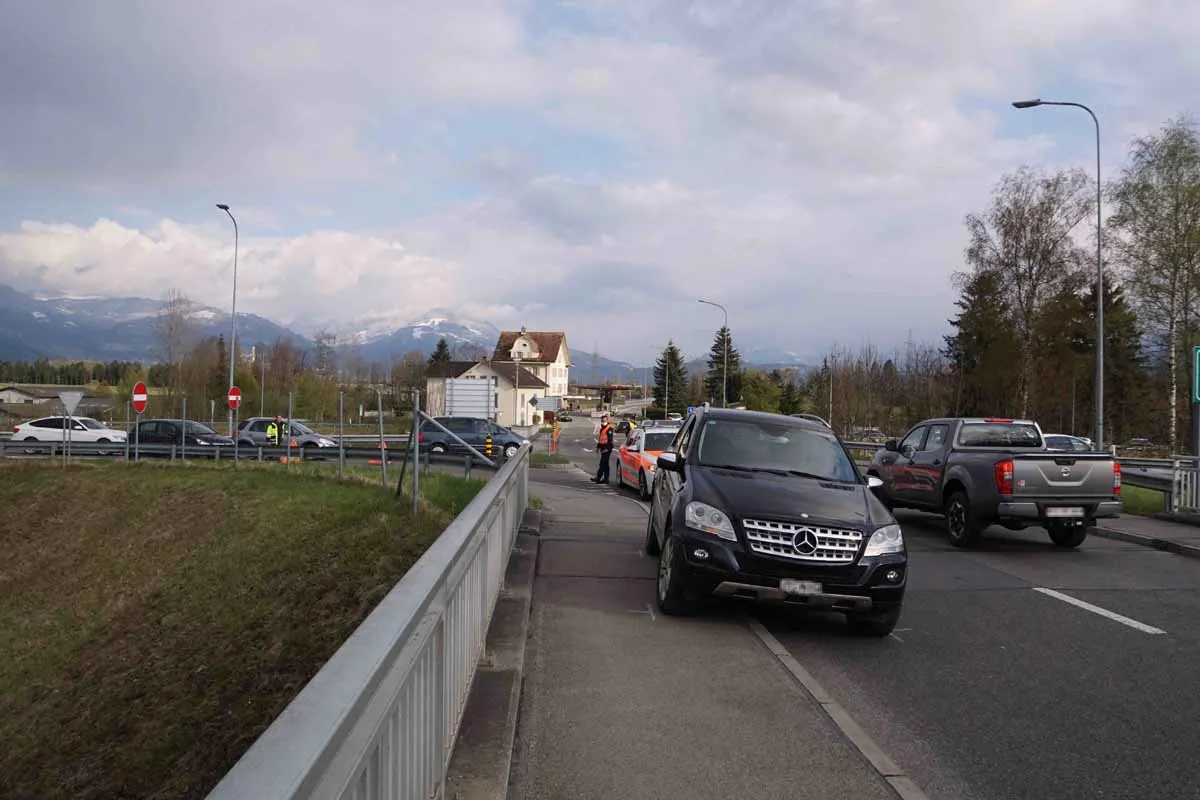 Oberriet SG - Mitarbeiter der Zollverwaltung von Auto mitgeschleift