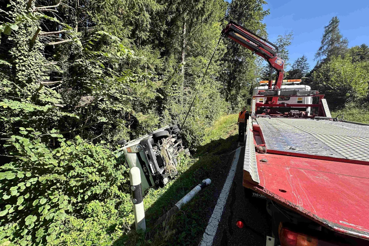 Wolfhalden AR - Lieferwagen landet auf Dach