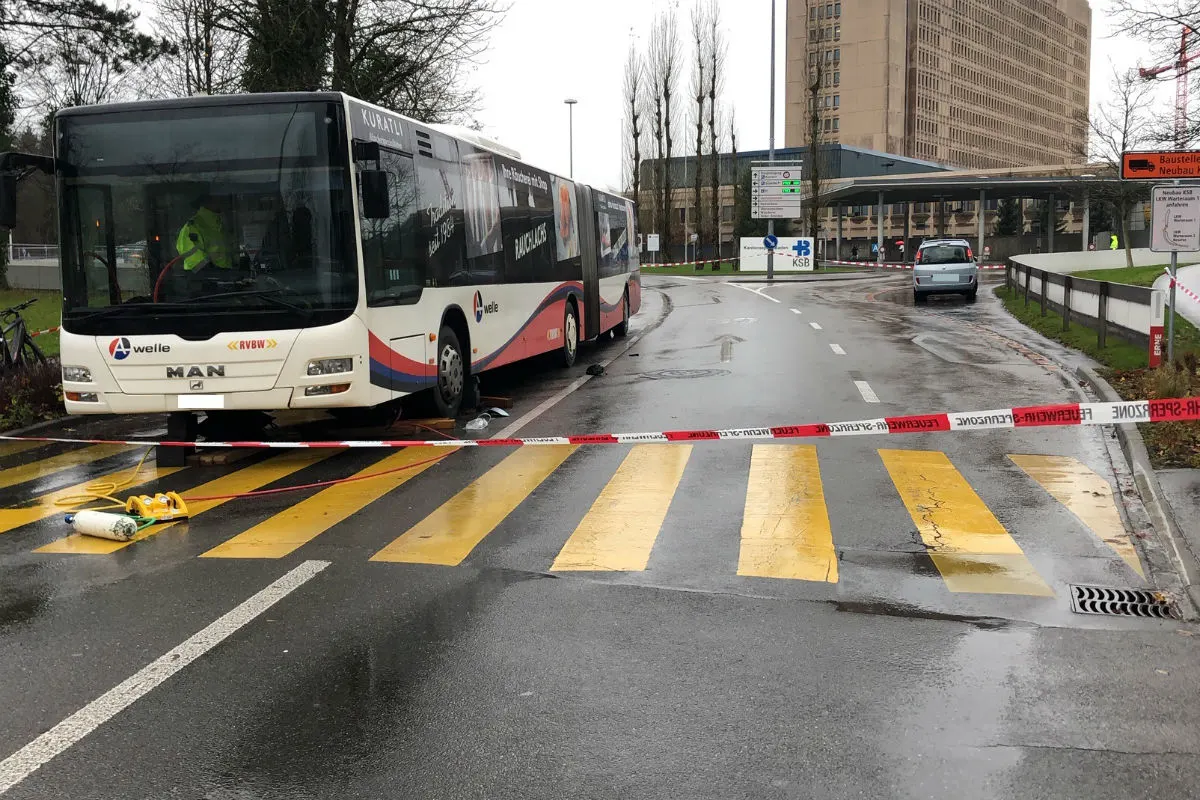 Baden-Dättwil AG - Tragischer Unfall - Mann wird von Auto angefahren und landet unter Linienbus!