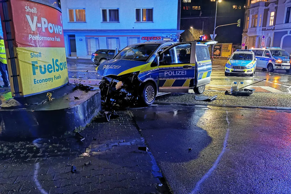 Heftiger Unfall in Aachen – Fünf verletzte Polizeibeamte nach Verkehrsunfall