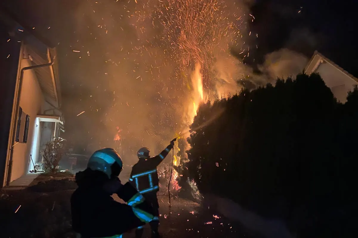 Unterentfelden AG – Heckenbrand verläuft glimpflich 
