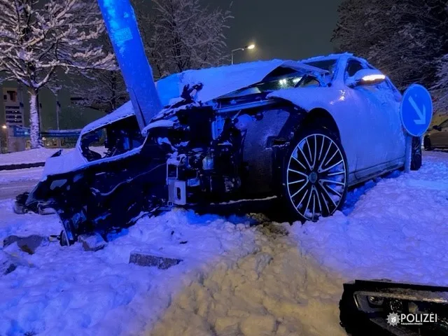 Unfallflucht in wKaiserslautern – Luxuswagen schrottreif gefahren und geflohen