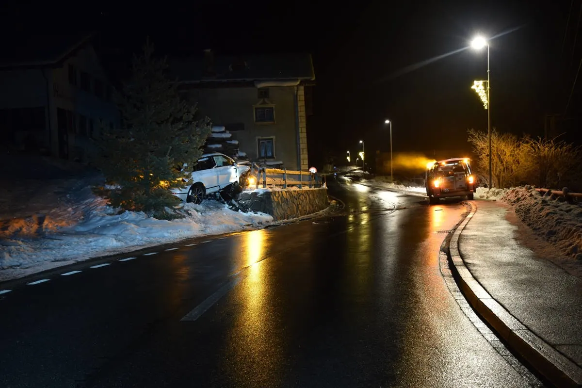 Surava GR – Herrschaft über Fahrzeug verloren und mit Mauer kollidiert