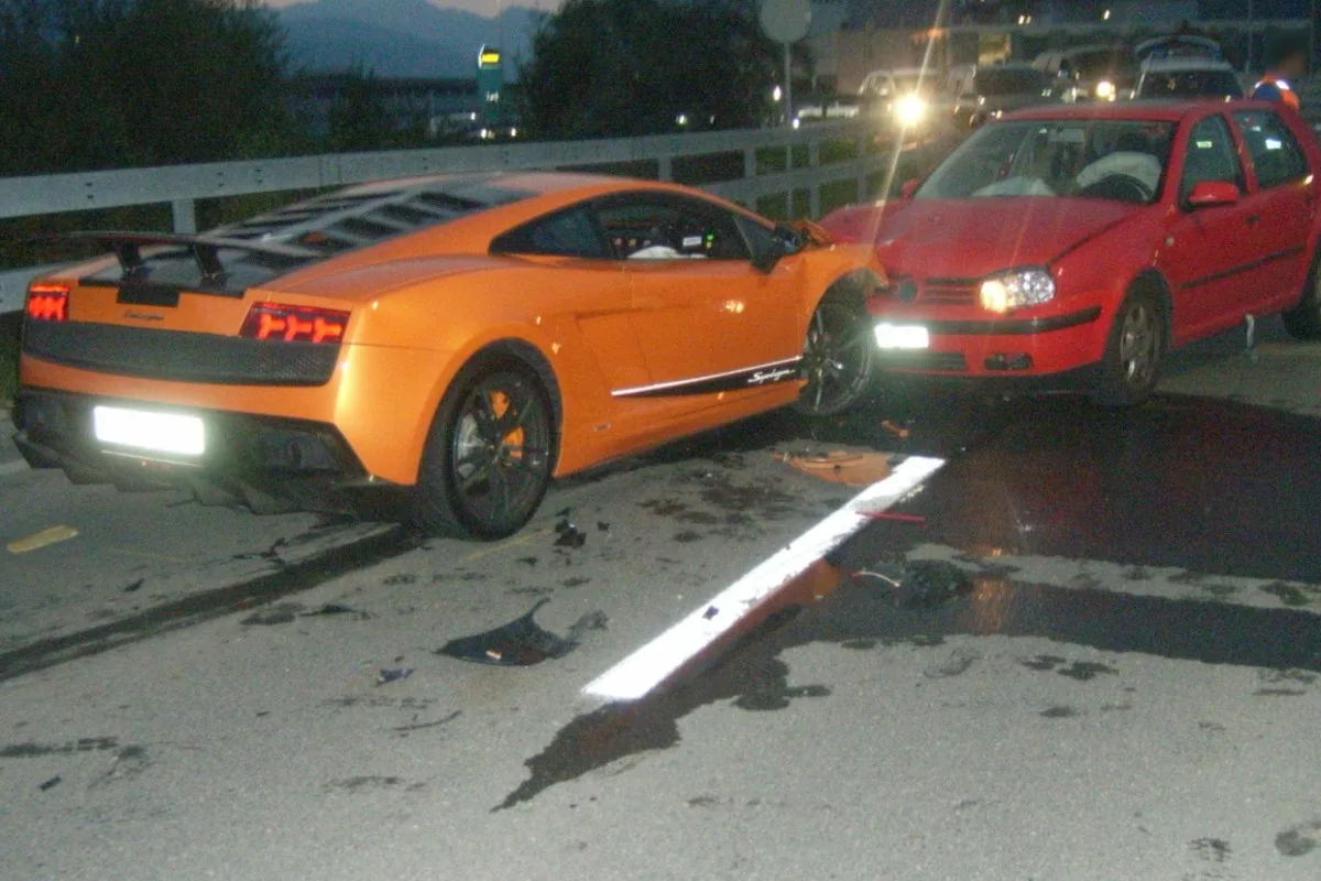 130'000 Franken Sachschaden in Altdorf UR - Kontrolle über Lamborghini verloren und in VW Golf geprallt