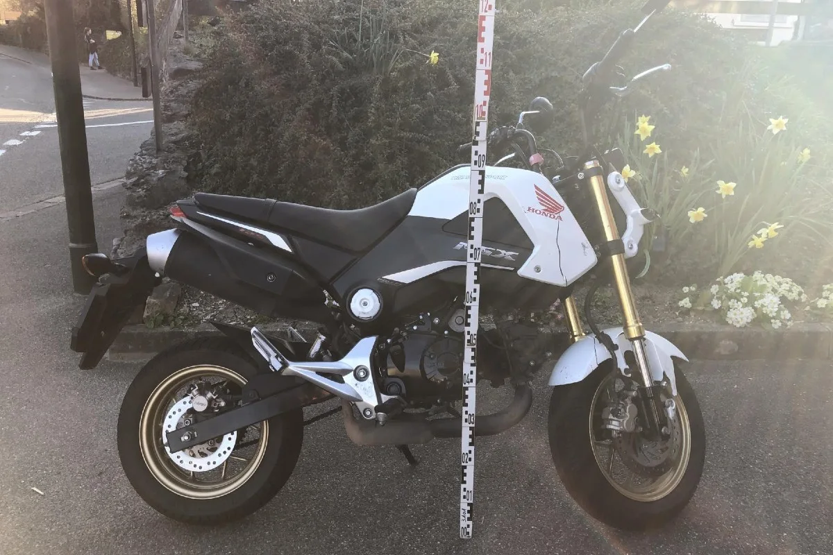 Ziefen BL - Kollision zwischen Personenwagen und Motorrad – Motorradlenkerin verletzt
