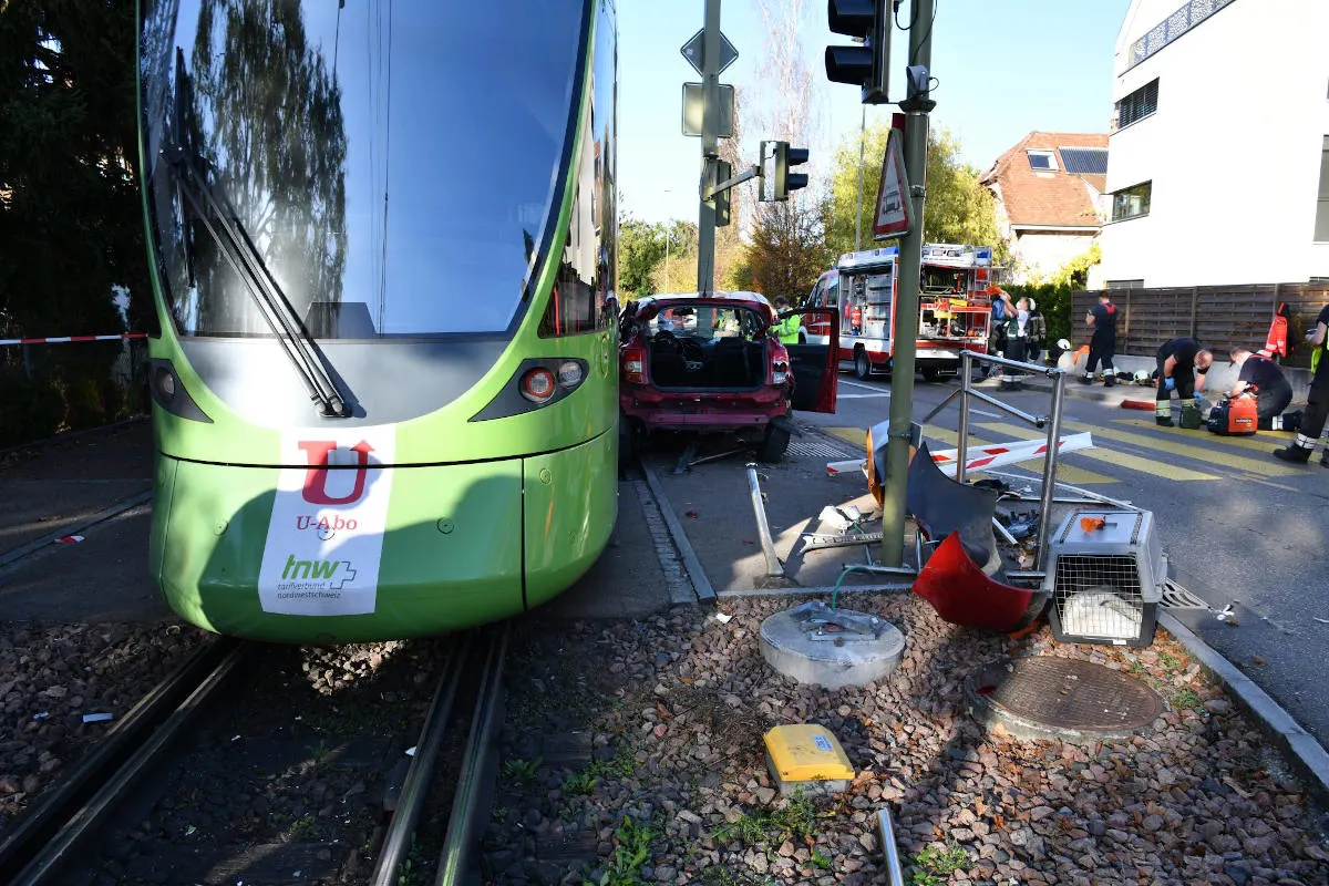 Heftiger Unfall in Arlesheim BL – Kollision zwischen Tram und Personenwagen