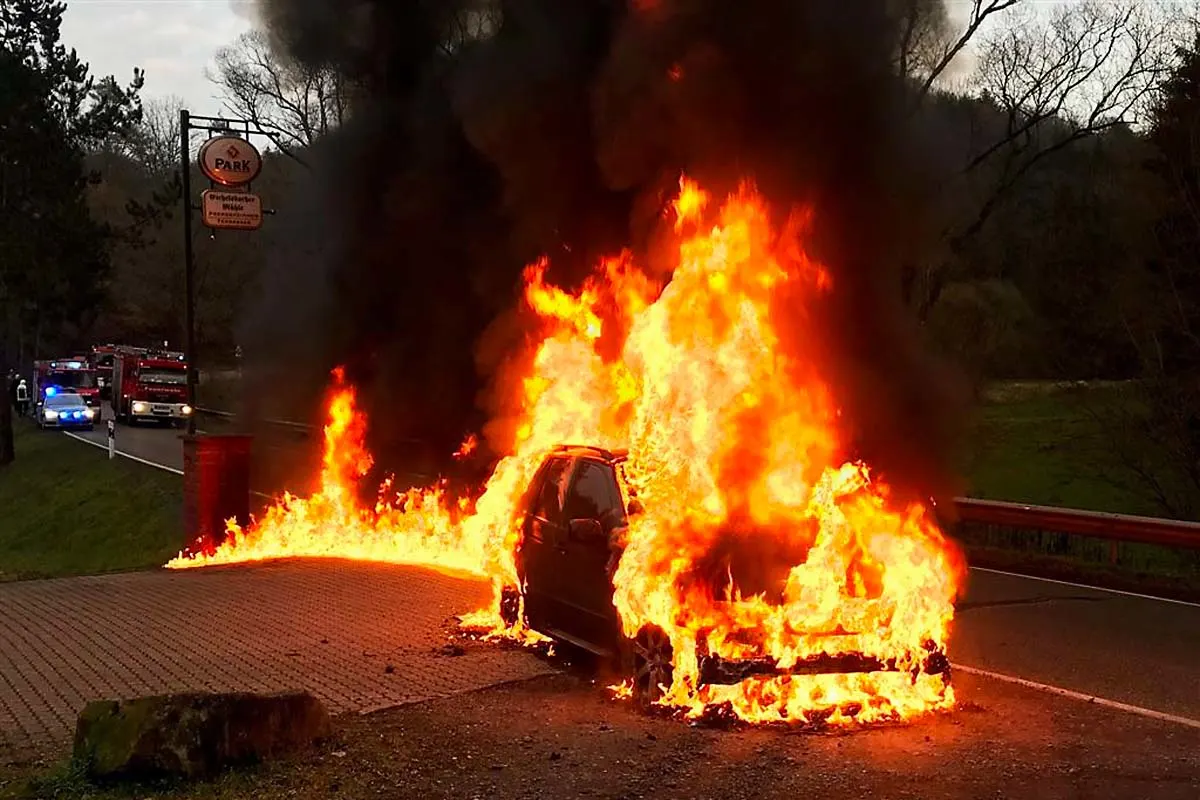 Feuerwehreinsatz in Vinningen - BMW X5 brennt aus