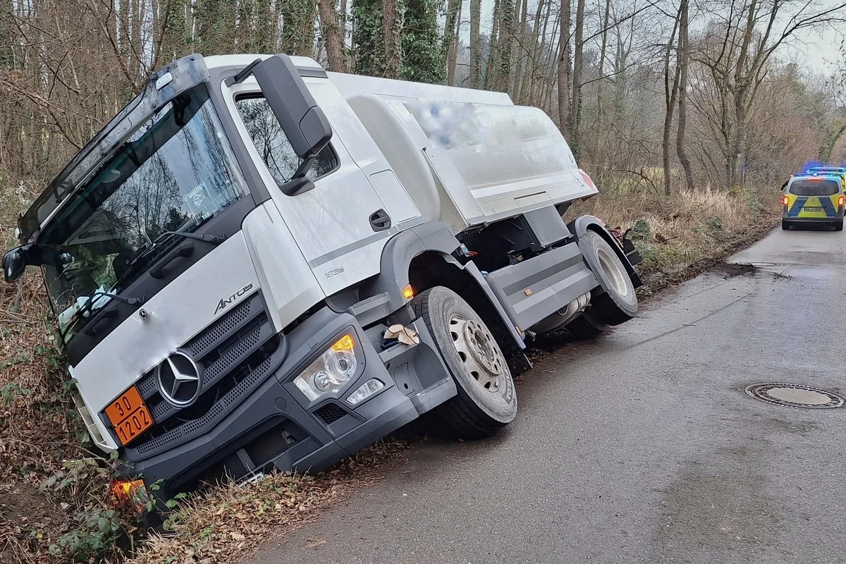 Konstanz – Tanklastzug kippt bei Unfall in ein Bachbett