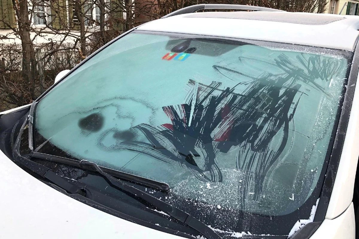 Bürglen TG - Mit vereisten Scheiben unterwegs - drei Kinder im Auto dabei