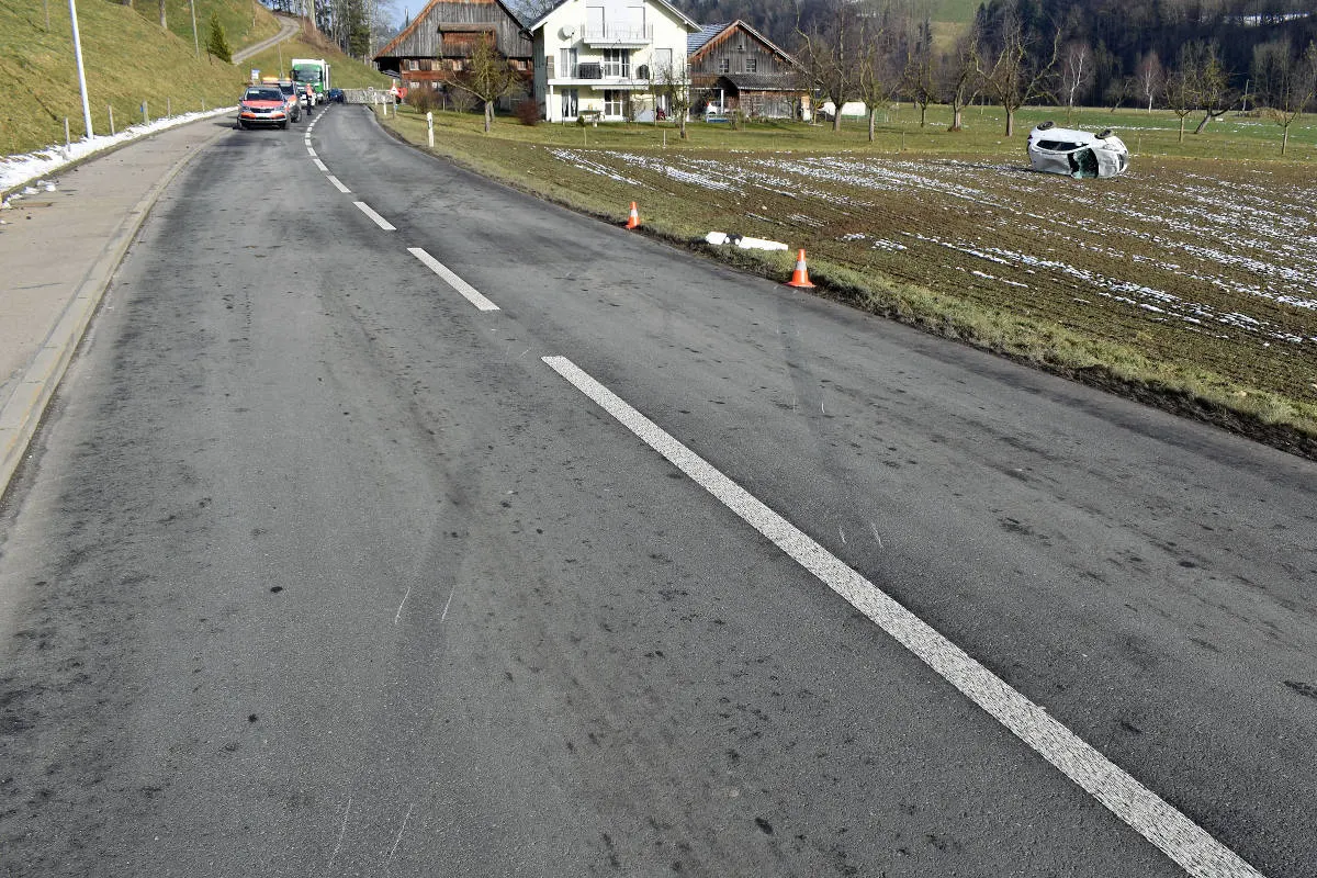 Hergiswil bei Willisau LU – Auto überschlägt sich bei Selbstunfall