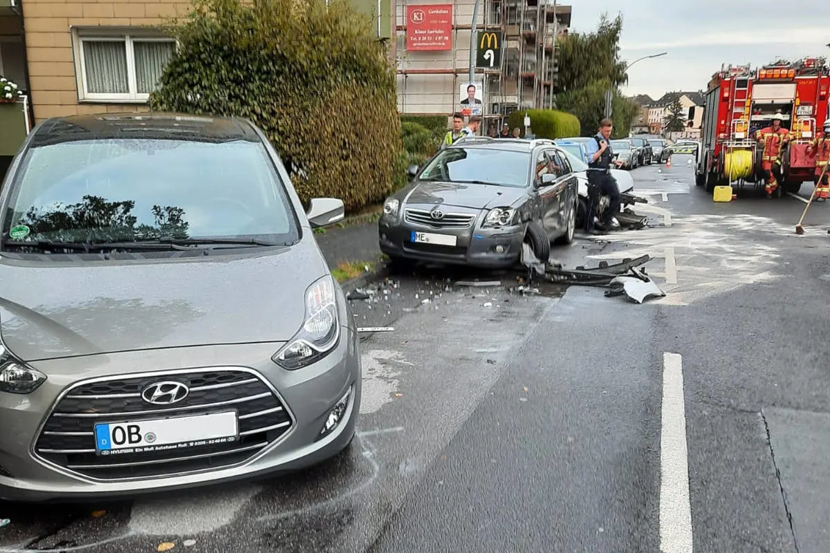 Velbert – Ford Fiesta fährt in parkende Fahrzeuge - ein Verletzter