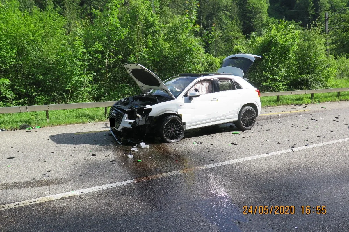 Laufen BL - Motorrad schlittert heftig in Audi – Motorradlenker verletzt