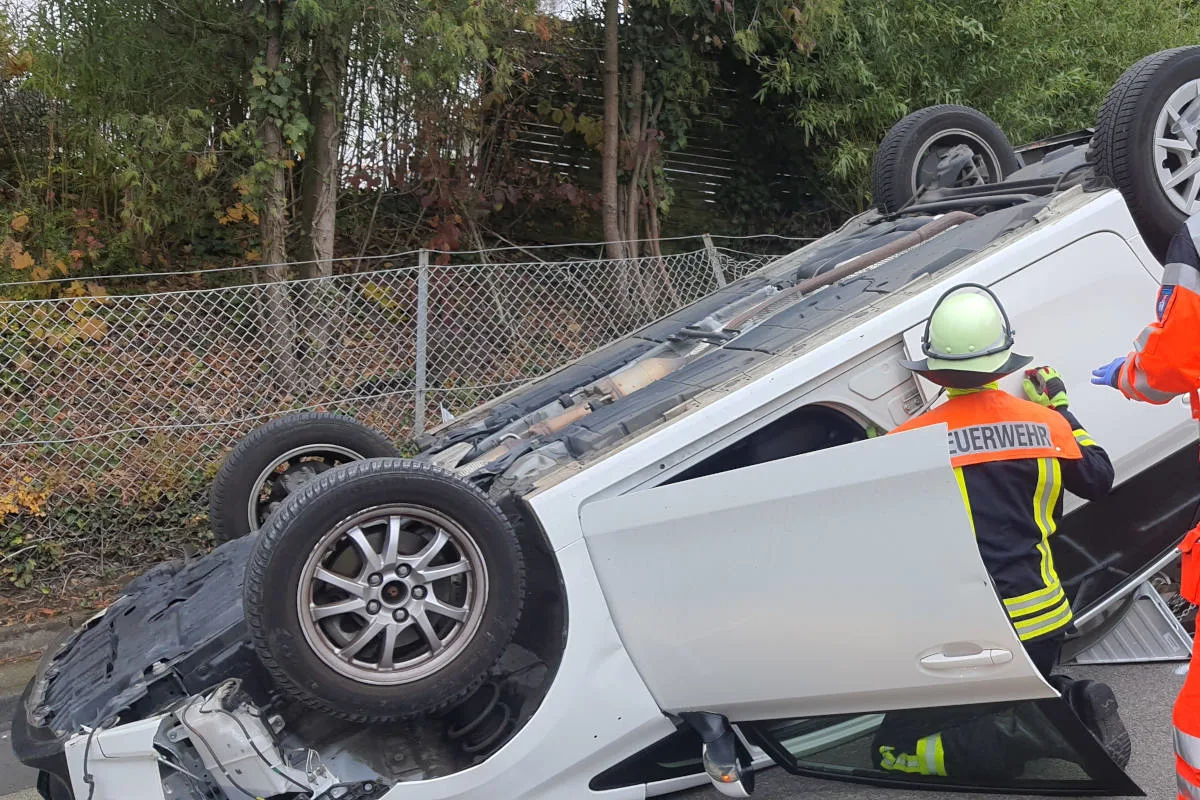 Königswinter – Feuerwehr befreit Schwangere nach Verkehrsunfall