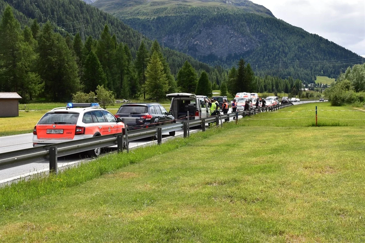Zuoz GR -  Vier Personen auf Rennvelos verunfallt!