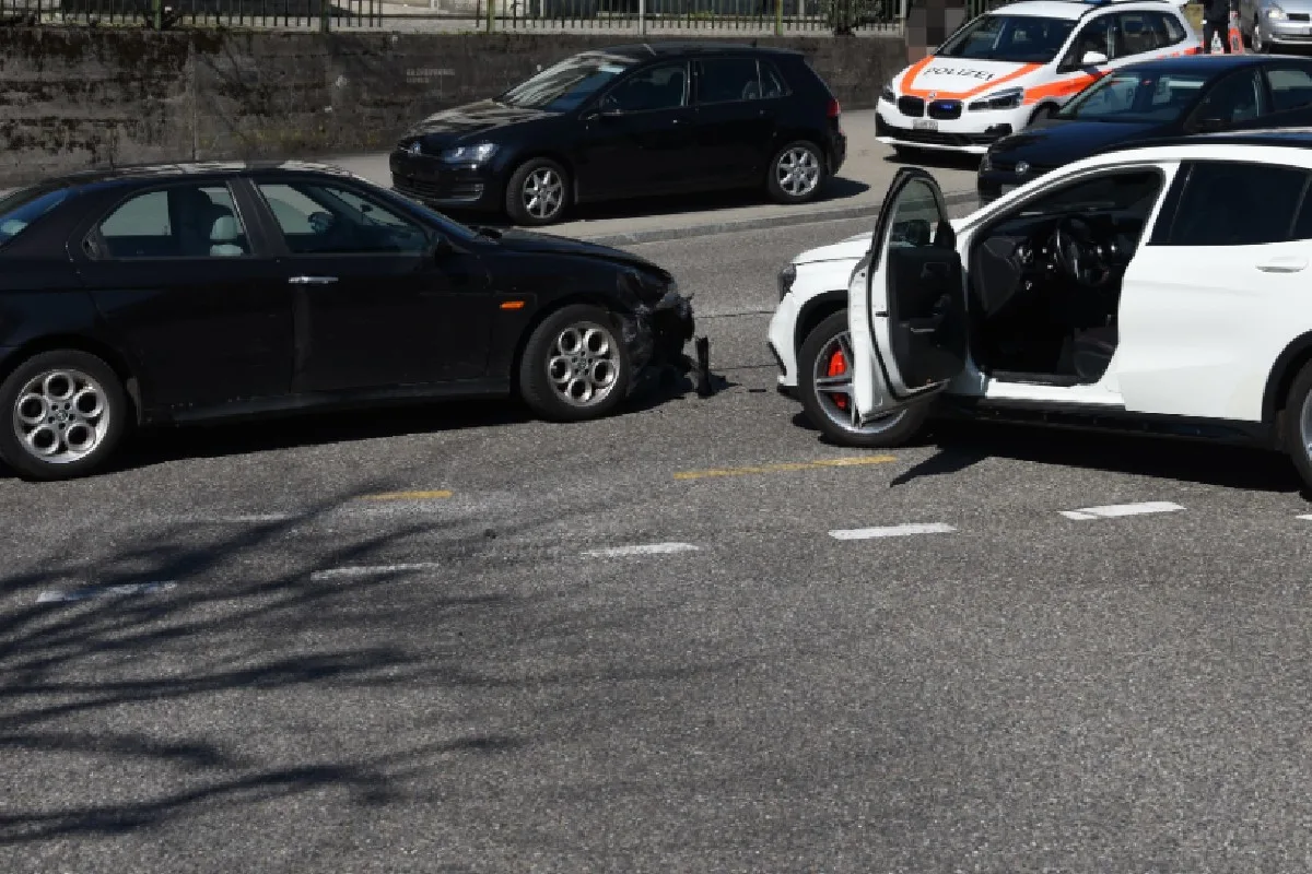 Wil SG - Kollision zwischen zwei Autos beim Abbiegen