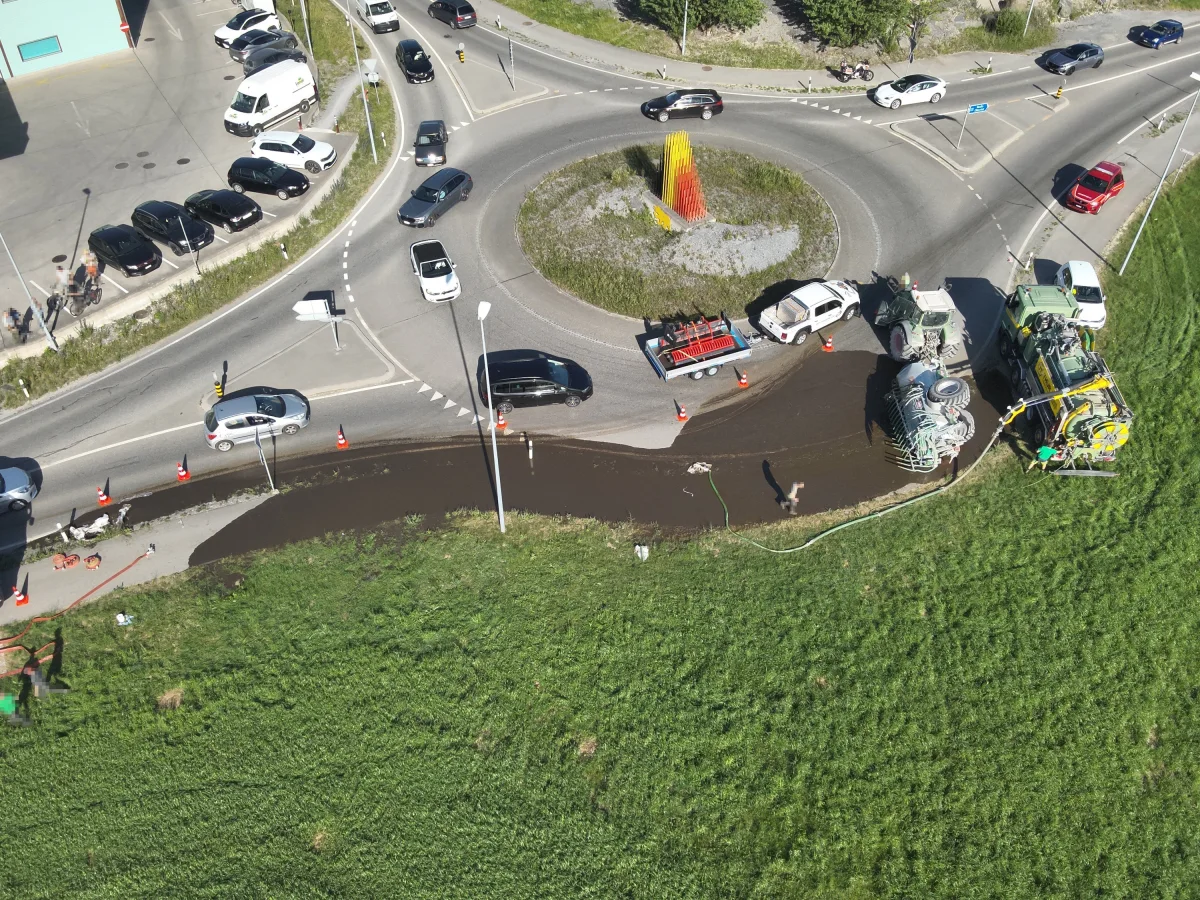 In einem Kreisverkehr hat ein Tankwagen Flüssigkeit verloren, die sich auf der Fahrbahn ausbreitet. Mehrere Fahrzeuge sind betroffen.