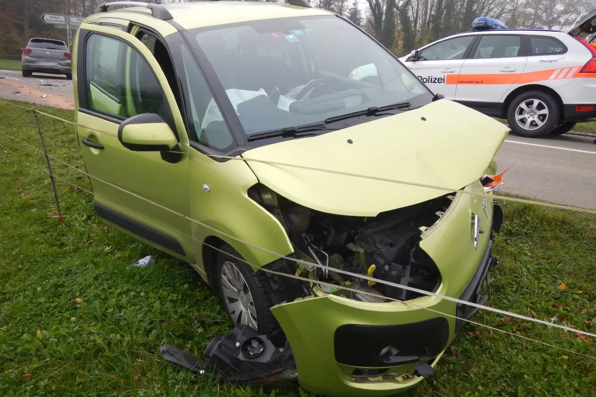 Mehrere tausend Franken Sachschaden in Leimbach TG - Zwei verletzte Frauen bei Verkehrsunfall