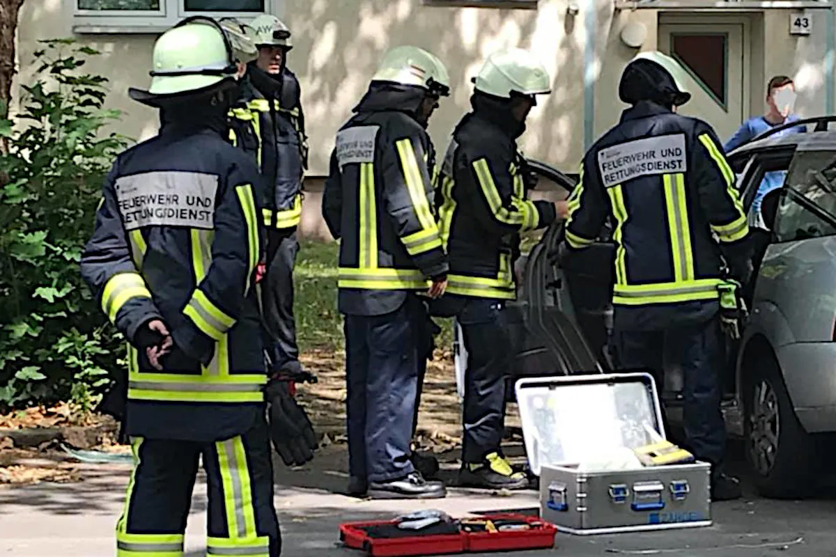 Feuerwehr befreit Säugling aus unabsichtlich verschlossenem Fahrzeug