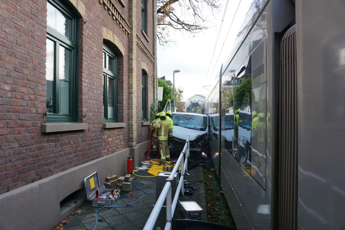 Ratingen - Kleintransporter kollidiert mit Straßenbahn