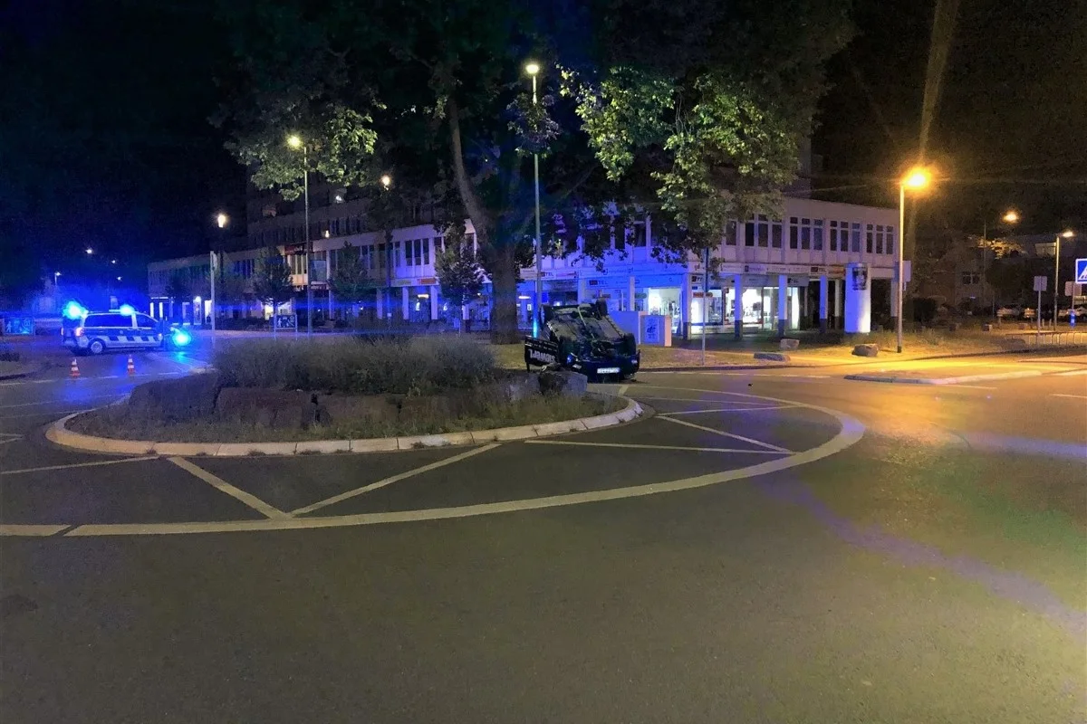 Alt-Hamborn - 58-Jähriger baut spektakulären Selbstunfall - Alkohol war im Spiel