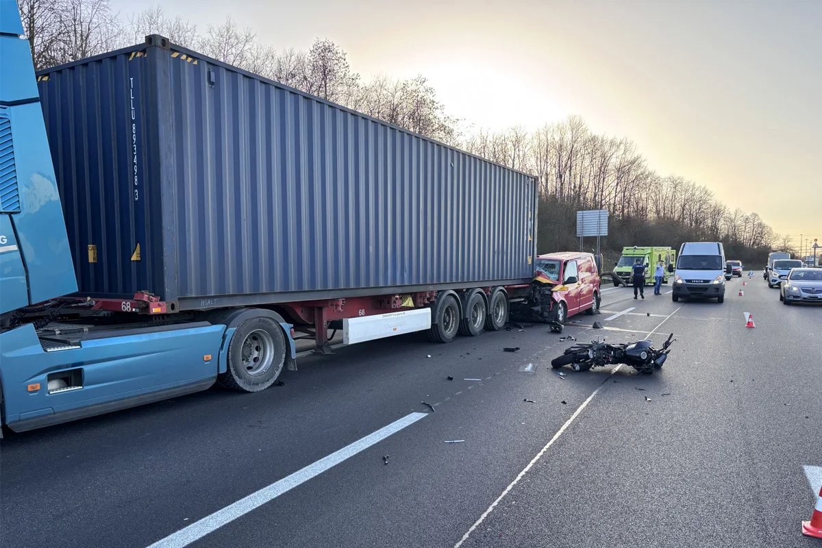 A2 Pratteln BL – Drei Verletzte bei Unfall mit vier Fahrzeugen