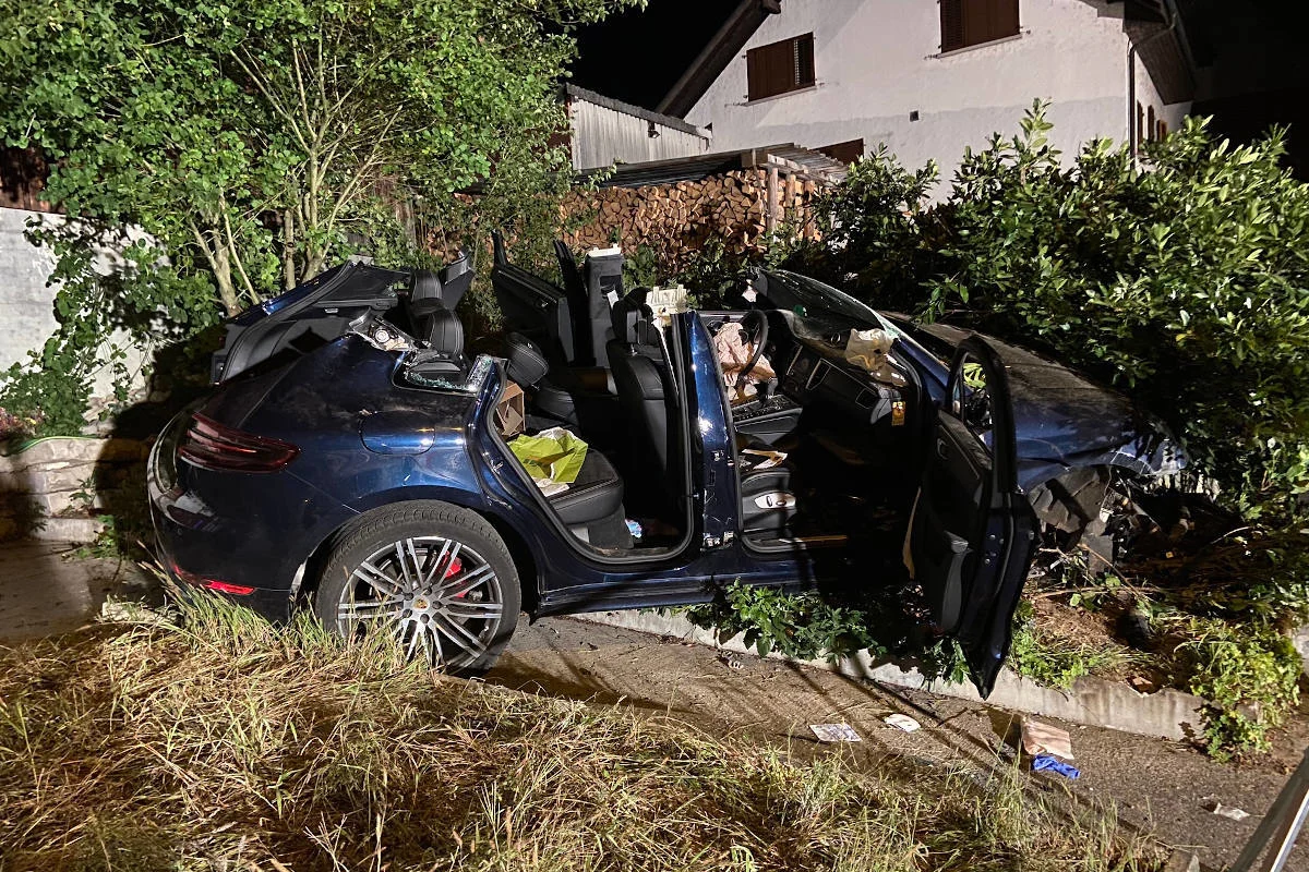 Heftiger Unfall in Auenstein AG – Selbstunfall einer 47-jährigen Automobilistin